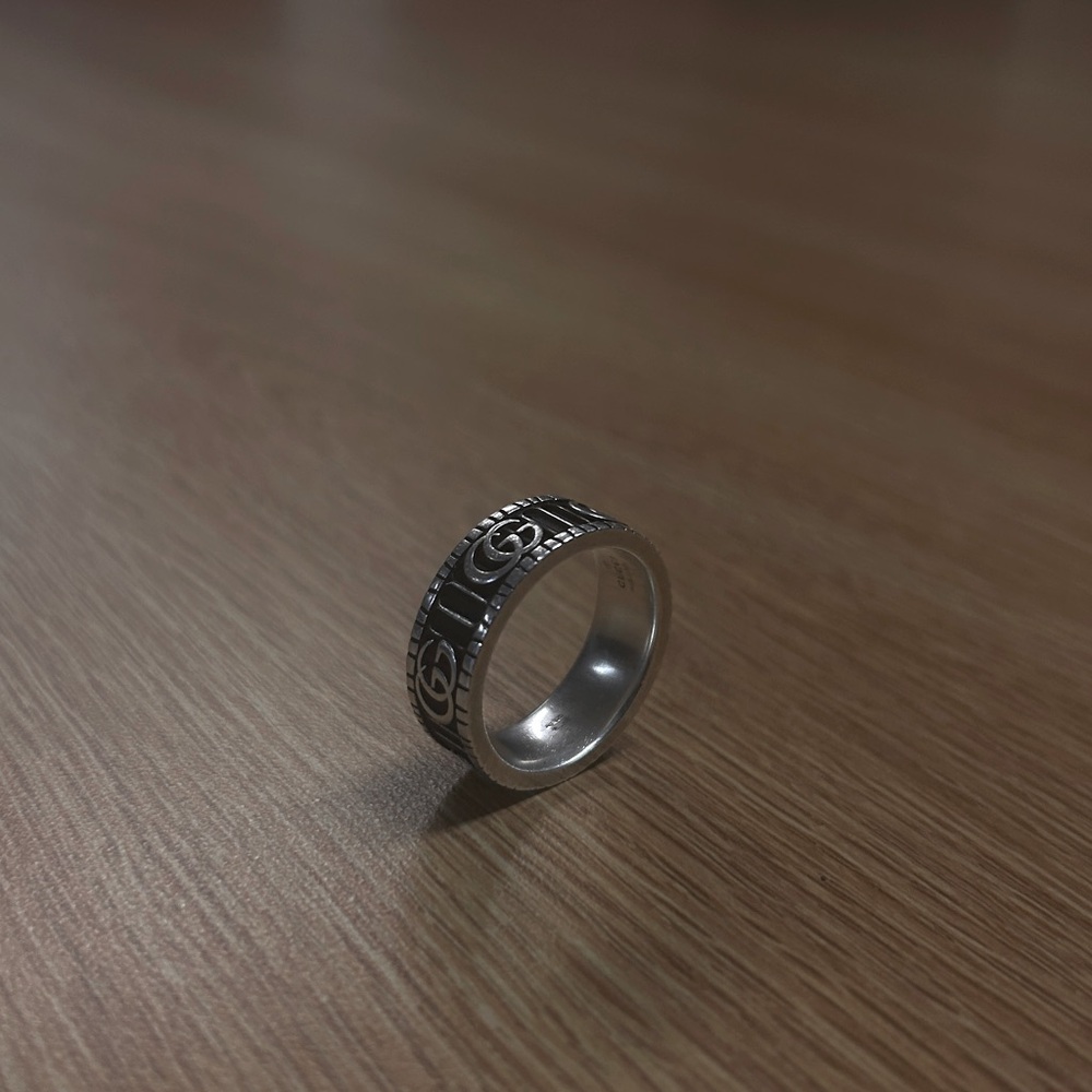 Gucci ring with double G in Silver